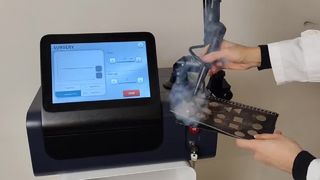 Máquina fracionária do laser do CO2 do tratamento 10600nm da pele do aperto da pele do punho da rotação 360°